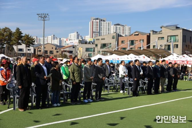 동탄9동 체육대회에 개회에 앞서 차성훈 동탄출장소장과 배정수 호성특례시 의회 의장 등 내빈과 참가자들이 국민의례를 하고 있다