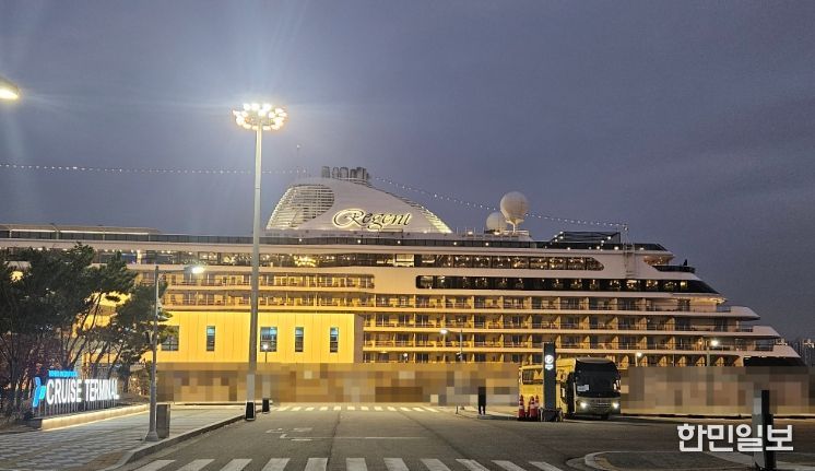 인천항 크루즈 터미널에 리젠트 세븐시즈(Regent Seven Seas)사의 ‘세븐시즈 익스플로러(Seven Seas Explorer)’호가 정박해 있다 / 사진제공 = 인천항만공사