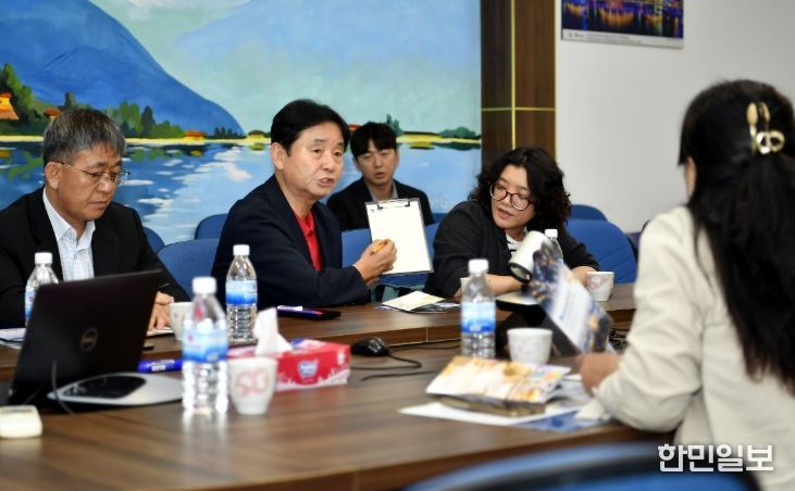 최문순 화천군수가 9일부터 14일까지 베트남과 홍콩, 타이완 현지 여행사를 방문해 축제 상품을 설명하고 있다.