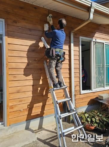 희망복지서비스로 주민 가구에서 전기안전점검을 하고 있는 모습