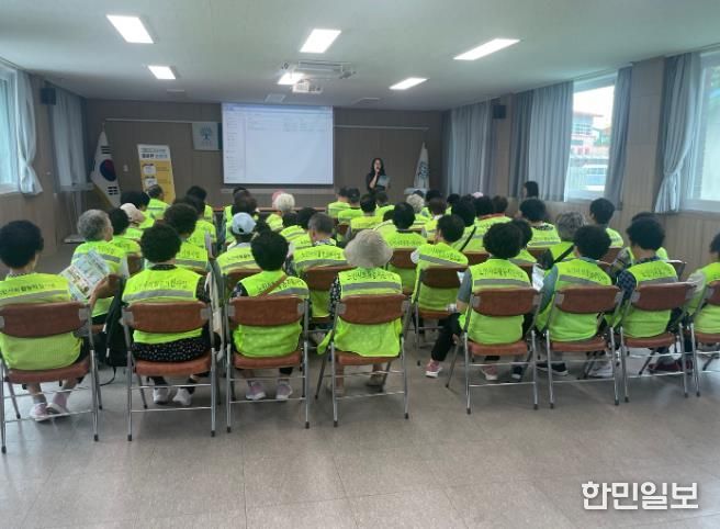 곡성군 노인사회활동지원사업 종사자를 대상으로 감염병 예방 교육을 추진하고 있는 모습