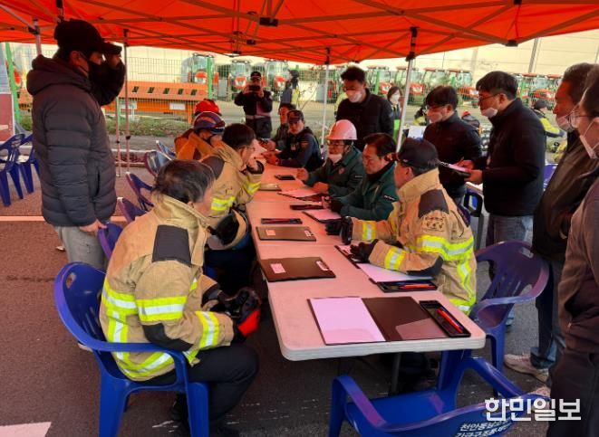 지난 15일 이랜드패션 물류센터 화재 현장에서 김석필 천안시장 권한대행 부시장이 소방 등 유관기관과의 상황판단 회의에 참석해 발언을 하고 있다.