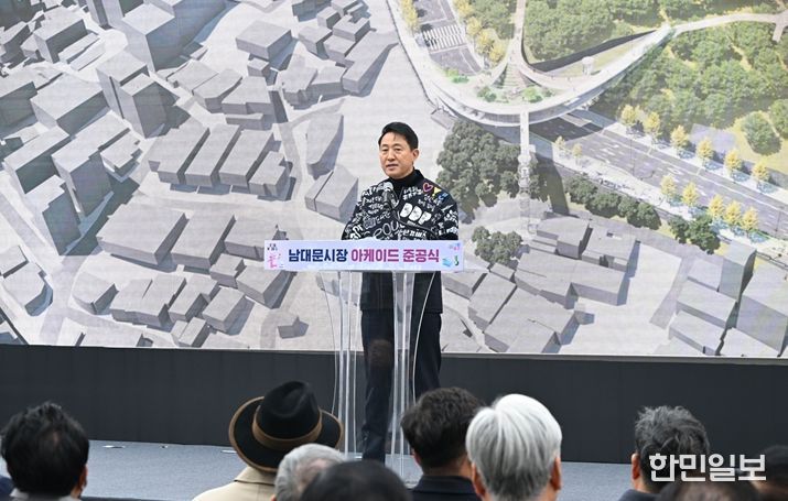 오세훈 서울시장이 17일 중구 남창동 일대에서 열린 '남대문시장 아케이드 준공식'에서 기념사하고 있다