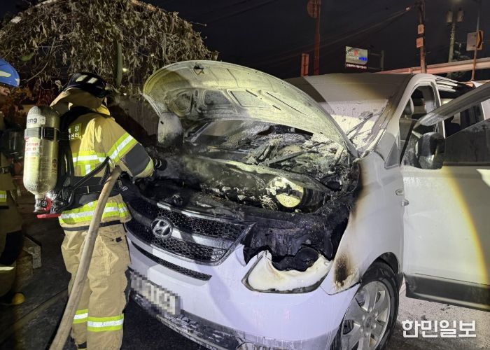 계양소방서, 차량 화재 진압...신고자가 소화기로 진화시도