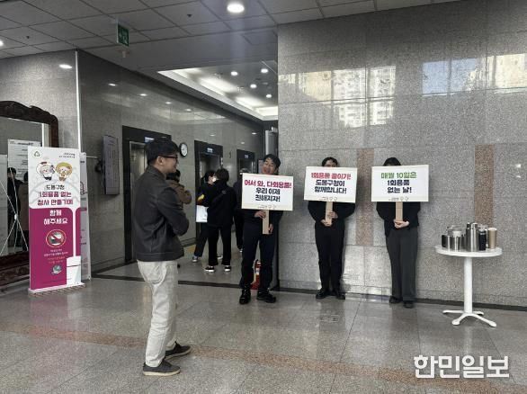 도봉구 직원들이 지난 11월 10일 구청사 1층 로비에서 ‘1회용품 제로청사 캠페인’을 전개하고 있다.