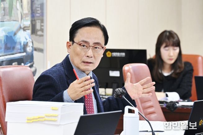 김형재 의원이 10일 열린 서울시의회 제333회 정례회 문화체육관광위원회 행정사무감사에서 서울시체육회 사무처장에게 질의를 하고 있다.