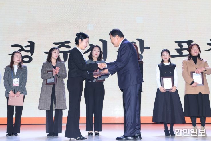 주낙영 경주시장이 15일 경주월드에서 열린 '2025 어린이집 한마음 큰잔치'에서 참석자들에게 격려의 메시지를 전하고 있다