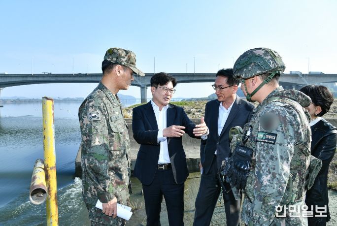 김포시가 7일 고촌읍에 위치한 백마도에서 현장행정을 진행했다.