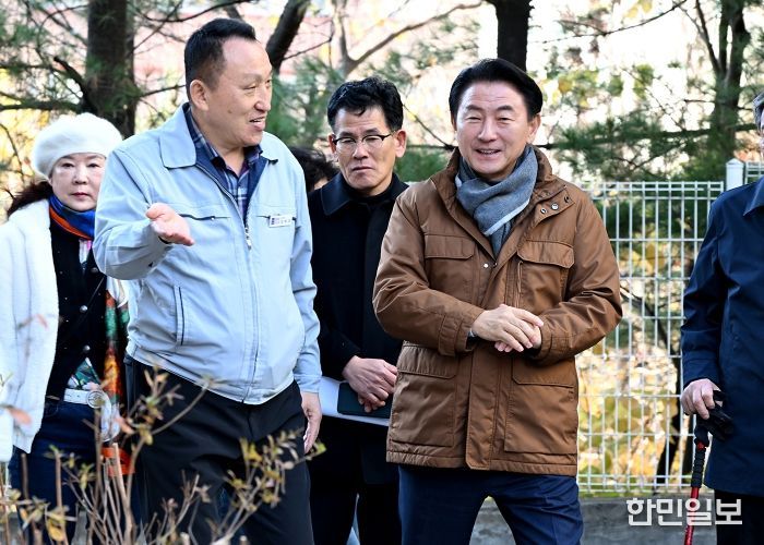 김동근 시장이 11월 17일 민락주공2단지아파트 주민들과 함께 이식된 조경수목을 둘러보고 있다.