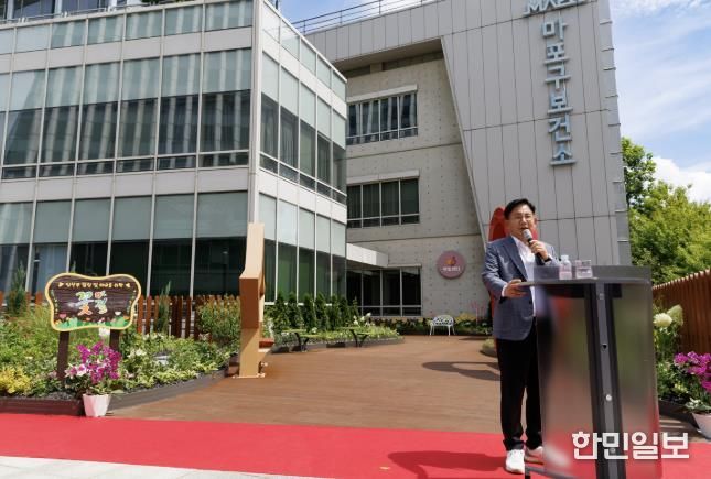 마포구 보건소 앞에서 일상 속 건강관리의 중요성을 강조하는 박강수 마포구청장