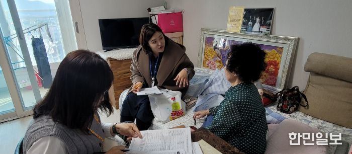 강진읍사무소 복지 담당자가 통합돌봄을 신청한 한 가구를 찾아 통합돌봄 판정 조사를 진행 중이다.