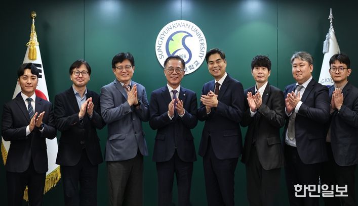 서울AI재단-성균관대학교 업무협약식 체결 (가운데 왼쪽 유지범 성균관대학교 총장, 오른쪽 김만기 서울AI재단 이사장)