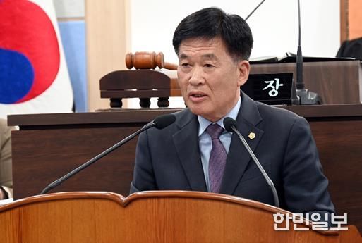 남해군의회 임태식 의원이 11월20일 제289회 제2차 정례회 제1차 본회의에서 5분 자유발언을 하고 있다.