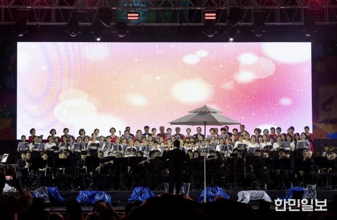 제18회 마포나루 새우젓축제에서 마포구립예술단 합동 공연이 열렸다.