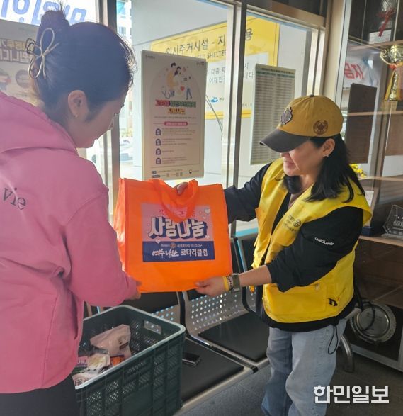 여수낭만로타리클럽은 지난 13일 만덕동 ‘희망나눔냉장고’에 컵라면, 햇반, 어포 등 20여 종의 식자재를 기탁했다.