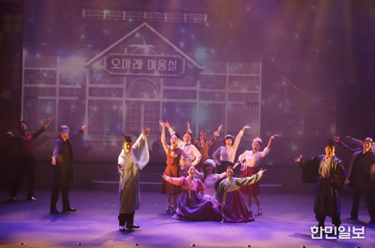 무안군, 뮤지컬 〈헤어드레서〉 성공 개최…배우들의 열연에 관객 박수갈채 이어져