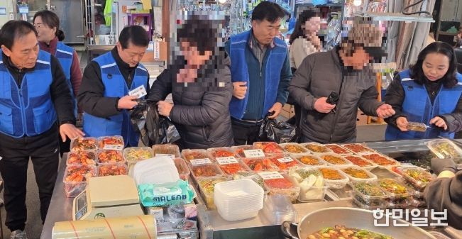 광명시 광명5동 지역사회보장협의체는 지난 20일 위원들과 1:1로 매칭된 독거어르신들이 새마을시장 내 반찬가게에서 반찬쿠폰으로 반찬을 구입하며 외출과 교류의 시간을 갖는 ‘CMS 반찬사업’을 진행했다.