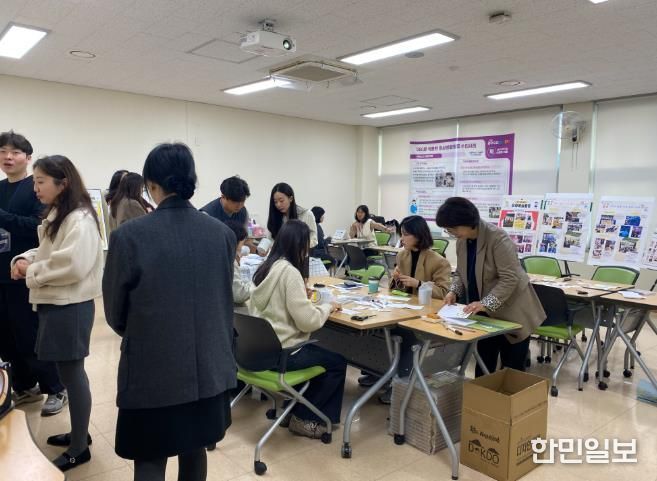 광주시교육청이 19~20일 광주시교육청교육연수원에서 진행한 ‘제3회 광주수업페스티벌’에서 교과연구회 교사들이 수업사례에 대해 설명하고 있다.