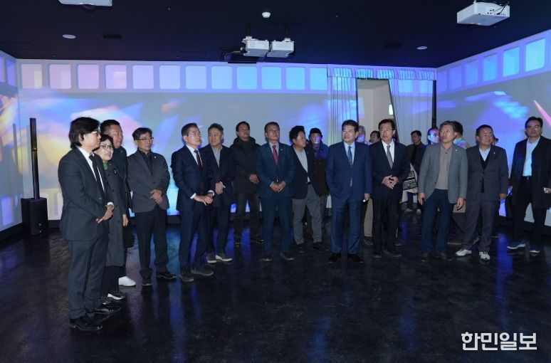 신성일기념관 개관식 모습, 테이프 커팅 및 시설 내부 관람 사진