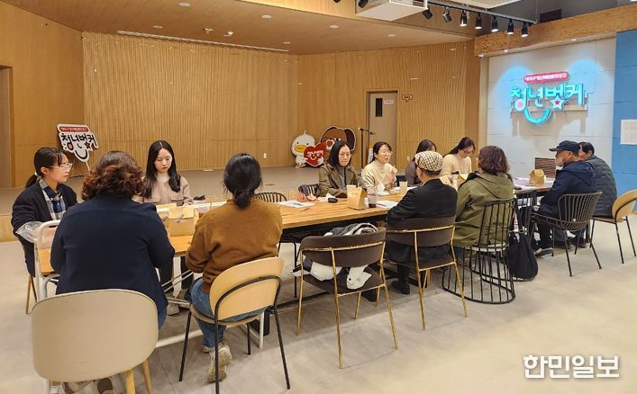 대전 대덕구는 21일 대덕구 청년벙커에서 ‘장애인개인예산제 시범사업 최종 간담회’를 개최했다. 관계 기관과 참여자들이 의견을 공유하며 사업의 개선 방향을 논의 하고 있다.