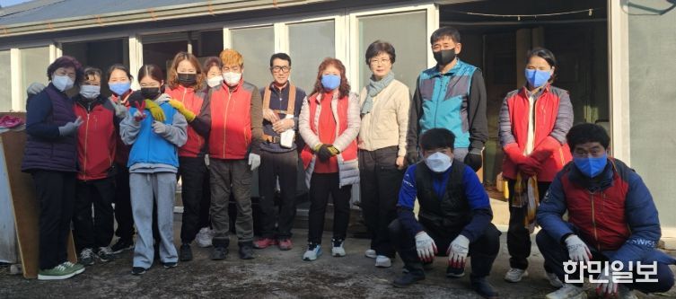 지난 22일 아마모 봉사단이 금호읍 취약계층 가구를 찾아 집수리 봉사활동을 펼쳤다.