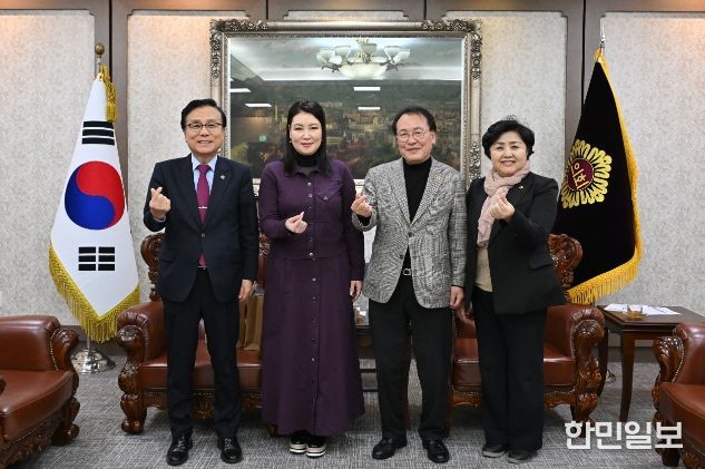 서울시의회를 방문한 울란바타르시의회 행정위원장과 서울시의원들이 기념사진을 찍고 있다. (왼쪽부터 강석주 서울시의원, 울란바타르시의회 행정위원장, 이종환 서울시의회부의장, 김영옥 보건복지위원장)