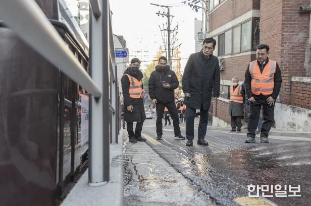 지난 겨울 제설대책 추진 현장을 찾아 점검하는 이기재 양천구청장