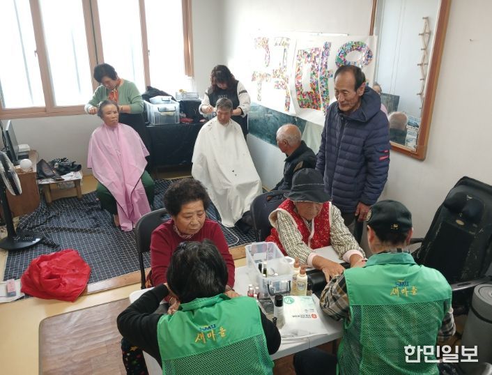 전남행복버스는 지난 24일 대구면 구곡경로당에서 구곡마을 주민들을 대상으로 봉사활동을 펼쳤다.