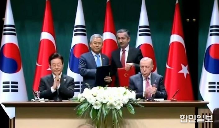 튀르키예 대통령궁에서 양국 정상 임석하에 MOU 체결(왼쪽부터 대한민국 대통령 이재명, 한국전력 사장 김동철, 튀르키예 원자력공사 사장 네자티 야마치, 튀르키예 대통령 에르도안)