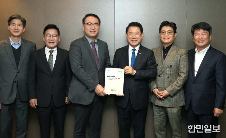 김영록 전라남도지사가 25일 서울 여의도에서 유병서 기획재정부 예산실장과 간담회를 갖고 2026년 국회 증액 핵심사업이 차질없이 반영되도록 지원을 요청한 뒤 전남의 주요 현안사업 건의 내용을 전달하고 있다.