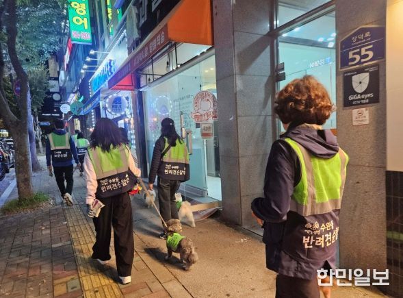 지난 24일 수완동 반려견순찰대가 수완호수공원 일대 및 인근 주택가에서 치안 불안 요소와 안전 취약 지역을 점검했다.