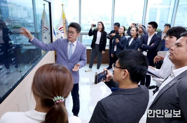 성동구를 방문한 태국 지방정부 관계자들에게 스마트 정책 소통 시스템을 설명하고 있는 정원오 성동구청장 모습