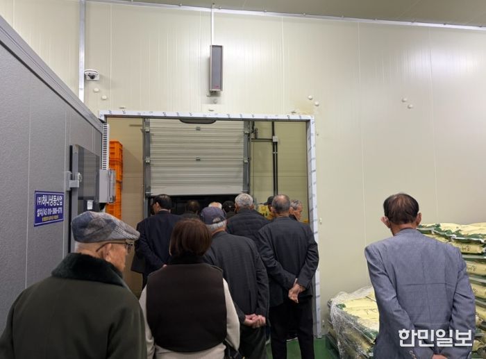 대한노인회 청양군지회 직원과 경로당 분회장들이 대치면 먹거리종합타운을 둘러보며, 무상급식 및 공공급식 사업 관련 현장을 점검하고 있는 모습