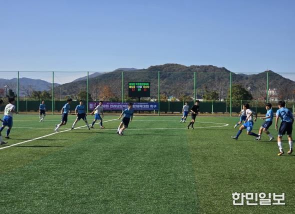벌교생태공원축구장에서 ‘제50회 전라남도학생종합체육대회’ 축구 경기가 진행되고 있다.