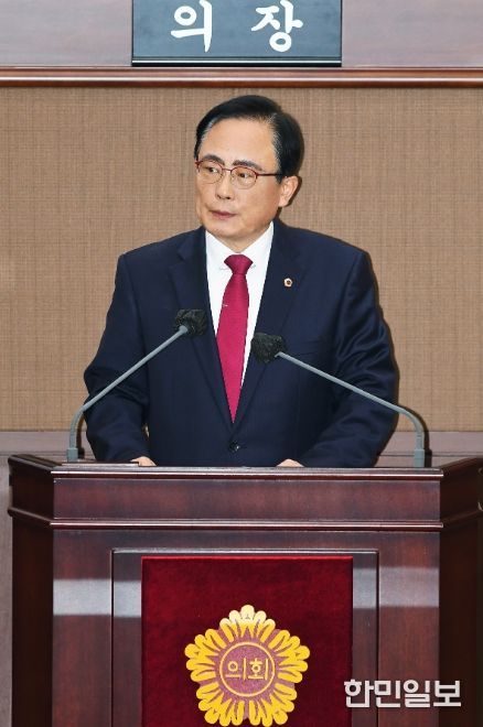 김형재 의원이 18일 열린 서울시의회 제333회 정례회 시정질문에서 서울시 교통실장을 상대로 질의를 하고 있다.