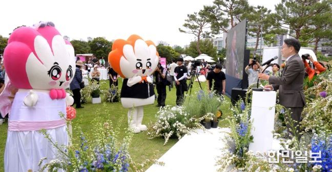 강기정 광주광역시장이 지난 5월 24일 오전 시청 앞 빛의 정원에서 열린 ‘2025 광주 홍보캐릭터 대전’ 빛돌이 결혼식에 참석해 주례사를 하고 있다. / 광주광역시 제공