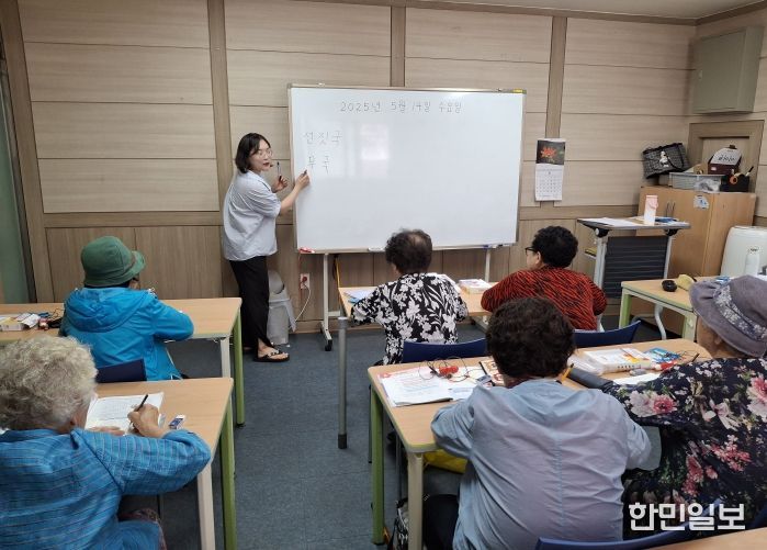 언어학습기 활용 충남형 성인 문해교육 수업 모습 (사진제공: 금강종합사회복지관)