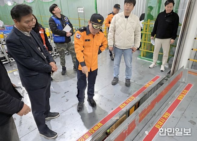 김문용 대전소방본부장이 26일 오후 동구 구도동 남대전물류단지 화재예방강화지구를 방문해 대형 물류창고를 점검하고 있다.