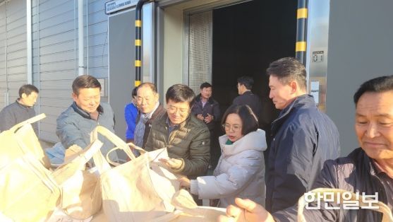 이호범 화순 부군수가 26일 사평육묘장을 직접 방문해 2025년산 공공비축미곡 매입 상황을 점검하고, 농업인들을 격려했다.