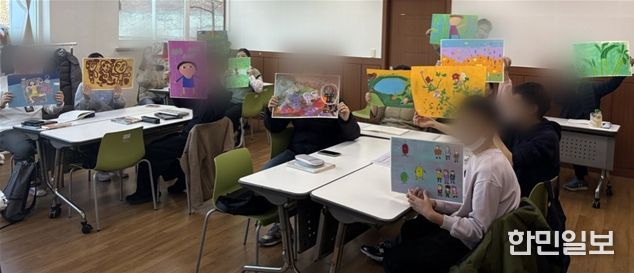 인천장애인종합복지관과 혜원의료재단이 협업한 장애인 예술일자리사업에 참여하는 장애인들이 작품을 들고 기념 촬영을 하고 있다,