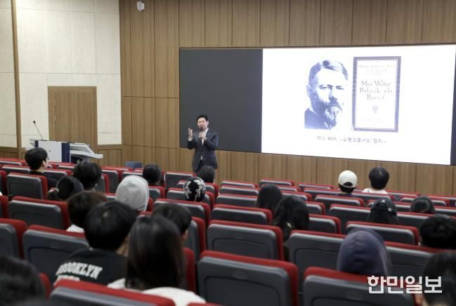 이상일 용인특례시장이 26일 단국대학교 국제관에서 학생들을 대상으로 리더십 특강을 하고 있다.