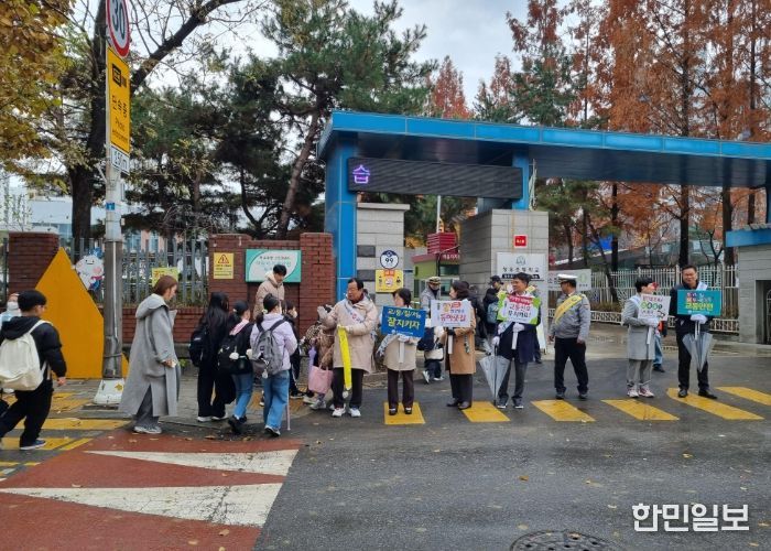 27일 오전, 창우초등학교 통학로에서 이현재 하남시장이 학생들이 안전하게 건널 수 있도록 보행을 안내하고 있다.