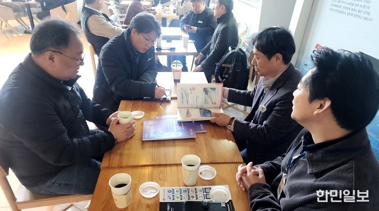 용문홍천광역철도 홍보책자 중앙부처 전달