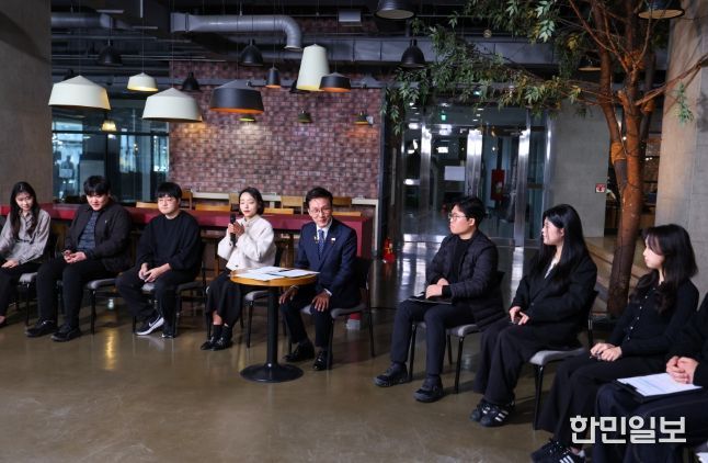 김민석 국무총리가 28일 대전 충남대학교에서 열린'미래대화 1·2·3#청년금융' 제5차 K-토론나라에서 고졸 청년 대출금리 및 청년미래적금 등과 관련한 청년들의 제안을 경청하고 있다.