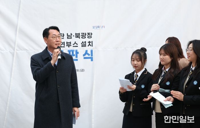 정명근 화성특례시장이 학생들과 흡연부스 설치에 따라 정화된 거리 환경에 대해 이야기 하고 있다