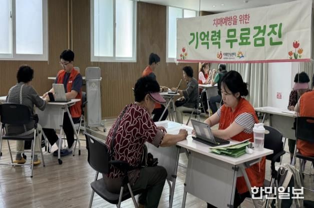 보건지소에서 ‘찾아가는 치매 선별검진’을 진행하고 있다