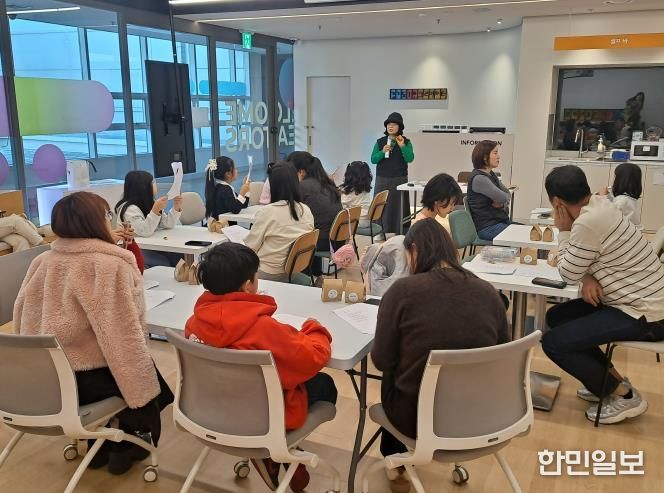 정령 작가가 참여자들에게 작품에 관해 설명하고 있다.