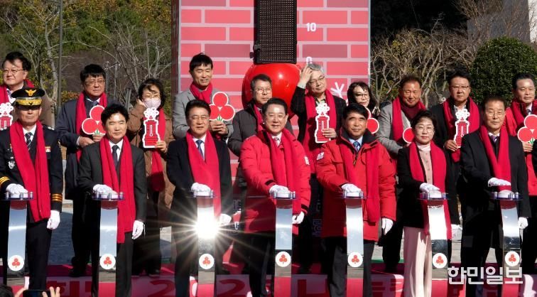 김영록 전라남도지사가 1일 전남도청 광장에서 열린 ‘희망 2026 나눔캠페인’ 출범식 및 사랑의 온도탑 제막식에서 참석자들과 사랑의 온도 올리기 퍼포먼스를 하고 있다.