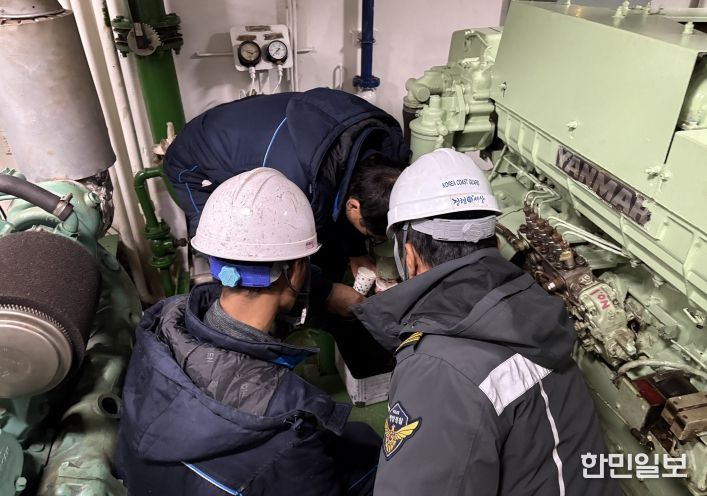 선박 연료유 채취 장면