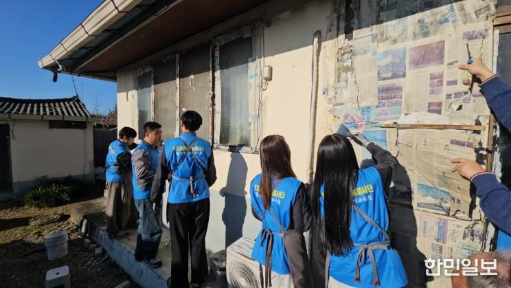빛고을학생기술봉사단 학생들이 지난 1일 남구 대촌동 도금마을에서 고령층 주택을 수리하고 보수하고 있다.
